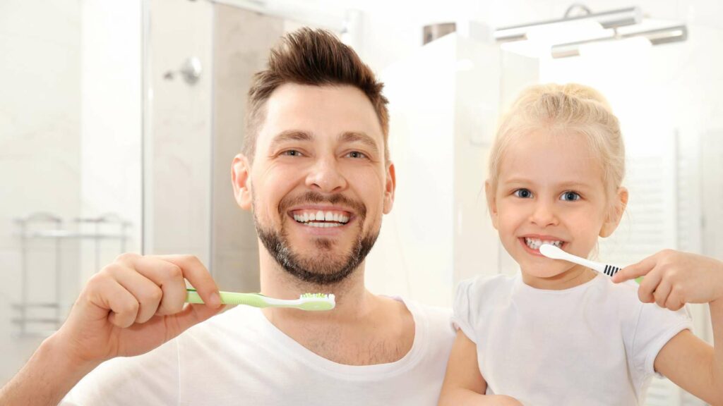 Un enfant qui se brosse les dents