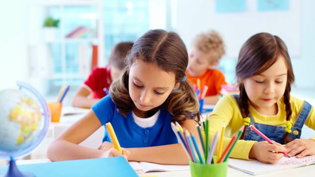 Un enfant concentré à l'école