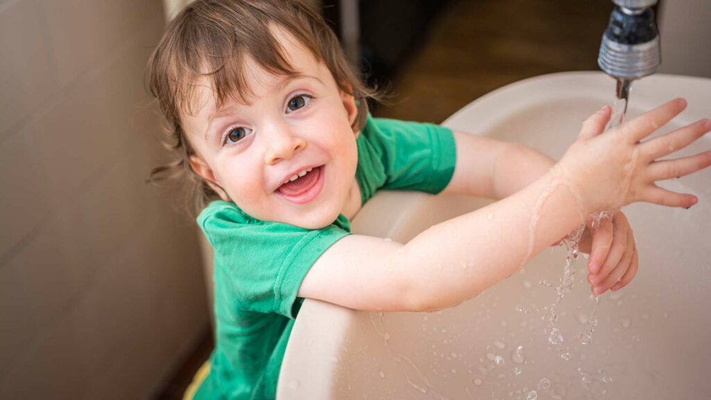 Un enfant qui se lave les mains