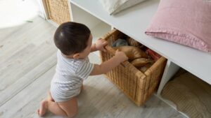 Un enfant qui range ses jouets