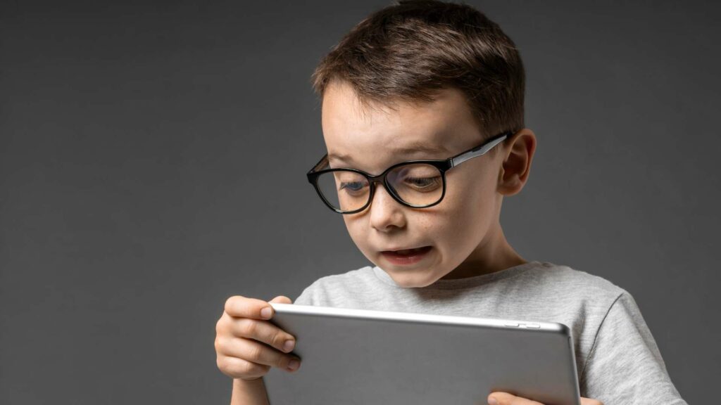 Un enfant avec une tablette