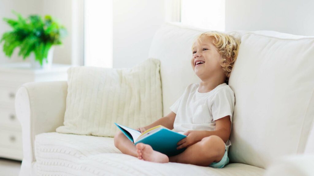 Un jeune enfant qui lit