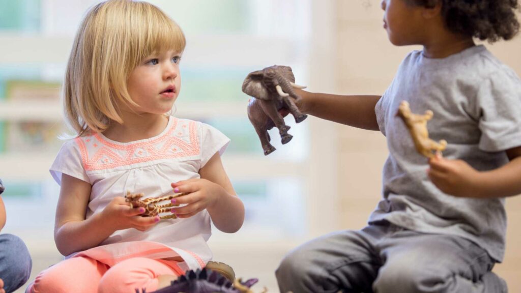 Un enfant qui partage ses jouets