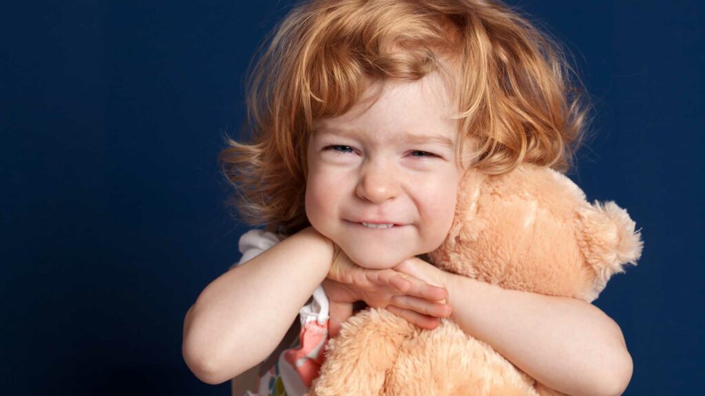 Un enfant avec une peluche