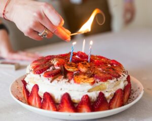 Gâteau d'anniversaire aux fraises