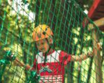 Garçon dans un parc d'attractions