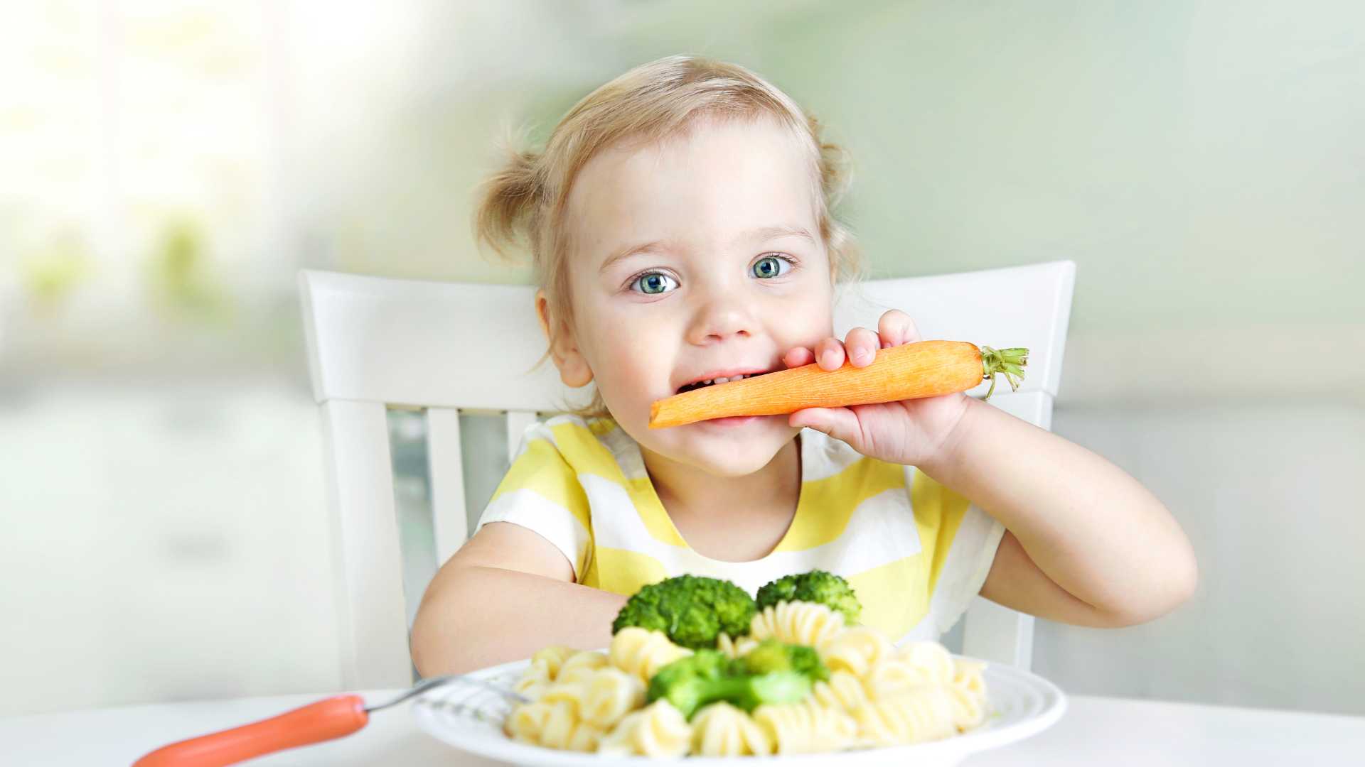 Un enfant qui mange des légumes