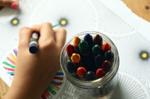 Un enfant qui dessine