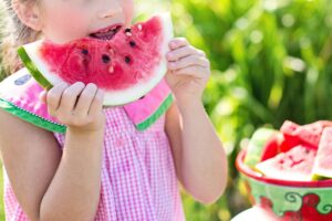 Un enfant qui mange