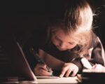 Un enfant qui fait ses devoirs