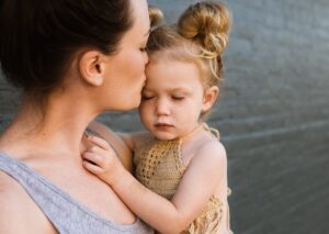 Un enfant et sa mère