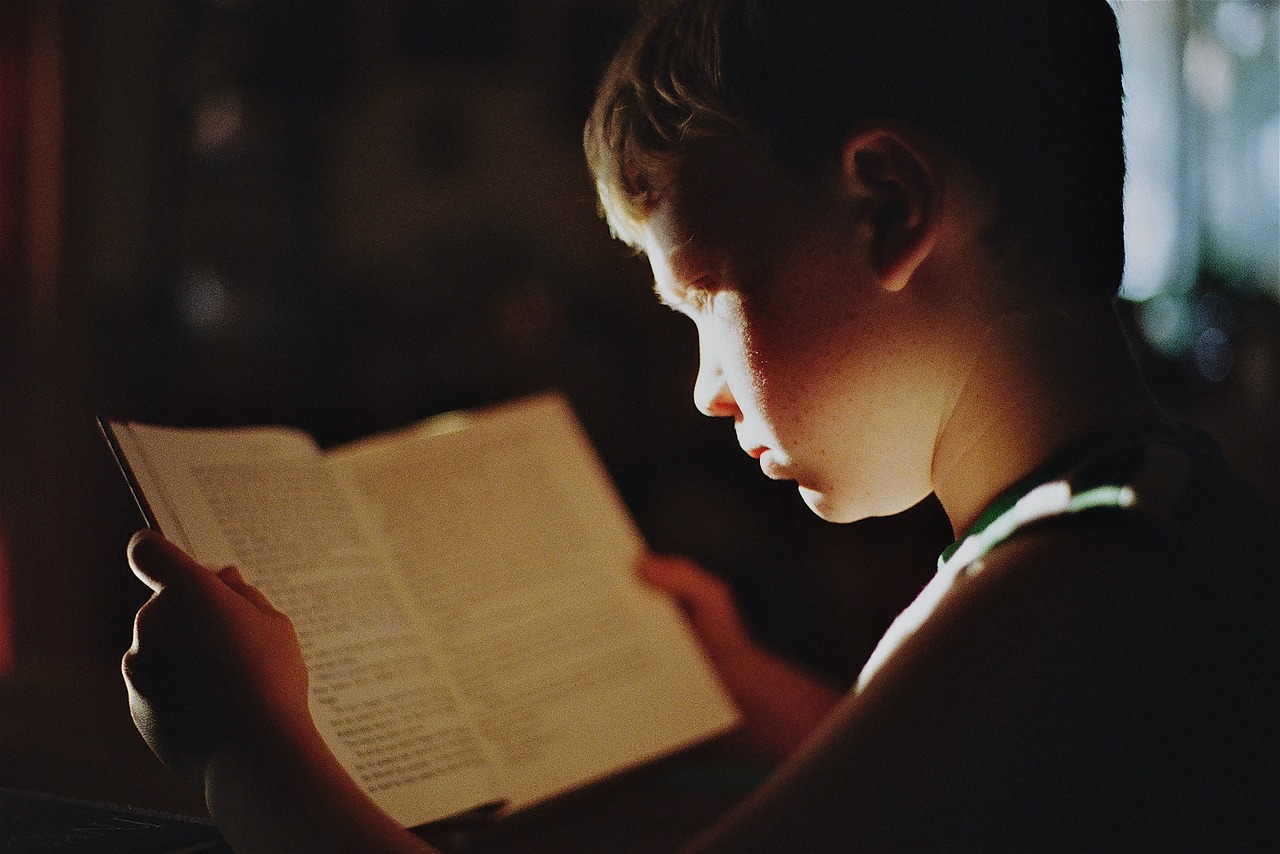 Un enfant qui lit