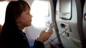 Enfant dans un avion